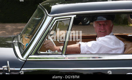 Chauffeur dans une Mercedes Benz 300D Banque D'Images