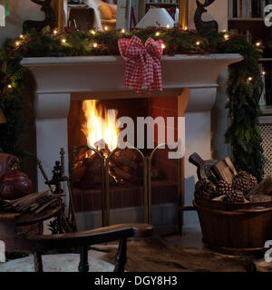 Cheminée décorée pour Noël Banque D'Images