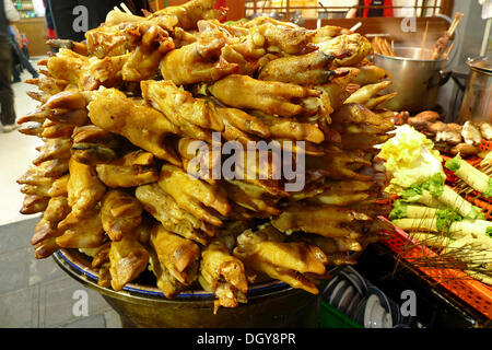 Frits et grillés les pieds de mouton comme casse-croûte au marché de nuit dans le quartier musulman, Xian, Shaanxi, China, Asia Banque D'Images