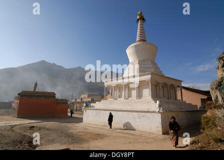 Deux femmes tibétaine entourant un stupa de la monastère de Labrang, Xiahe, Gansu, China, Asia Banque D'Images