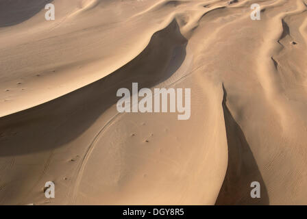 Vue aérienne de dunes de sable dans le désert de Gobi avec route des caravanes, Silk Road, Nanjing, Gansu, China, Asia Banque D'Images