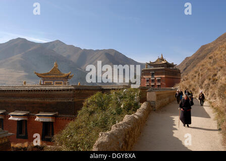 Deux femmes en costume traditionnel tibétain au matin, tournant autour d'une stupa du monastère de Labrang, Xiahe, Gansu, China, Asia Banque D'Images