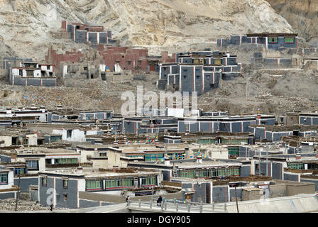 Les temples tibétains et le monastère de Sakya et peint au style architectural sur un flanc, Sakya, Tibet, Tibet central Banque D'Images