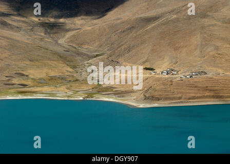 Lac Yamdrok-Tso sacré Yamdrok Yutso, tibétaine, avec un village tibétain dans le Tibet central, la Chine, l'Asie Banque D'Images