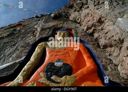 Grand Bouddha peint sculpté dans la pierre, Bouddha en pierre, à 11 km à l'extérieur de la capitale tibétaine de Lhassa, Tibet, Chine, Asie Banque D'Images