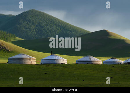 Nuages de pluie sur un camp de yourte ou ger camp, des prairies sur la chute de l'Orkhon en face des montagnes de l'Khangaï Nuur Banque D'Images