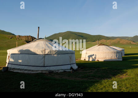 Camp de yourte ou ger camp dans les prairies à l'Orkhon Waterfall en face des montagnes de l'Khuisiin Naiman Nuur Nature Banque D'Images