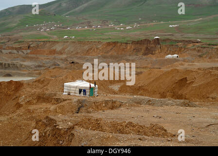 Une mine d'or de Mongolie de dévorer une grande partie de la prairie mongole près de l'Khuisiin Naiman Nuur Réserve Naturelle, Uyanga Banque D'Images