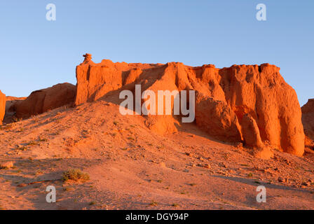 Hier soir, la lumière sur le Flaming Cliffs, désert de Gobi, Bayanzag, Gurvan Saikhan Parc National, Oemnoegov Aimak, Mongolie, Asie Banque D'Images