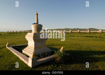 Stupa et mur extérieur du monastère Erdene Zuu Khiid, Karakorum, Kharkhorin, Oevoerkhangai Aimak, Mongolie, Asie Banque D'Images