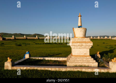 Stupa et mur extérieur du monastère Erdene Zuu Khiid, Karakorum, Kharkhorin, Oevoerkhangai Aimak, Mongolie, Asie Banque D'Images