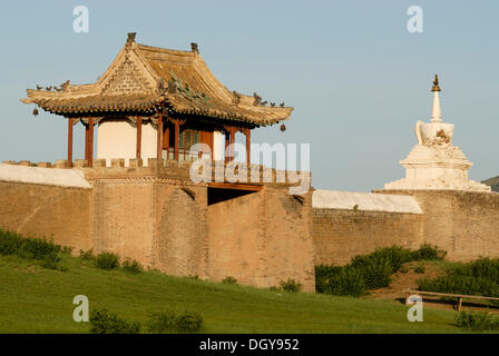 Stupa et porterie du mur extérieur du monastère Erdene Zuu Khiid, Karakorum, Kharkhorin, Oevoerkhangai Aimak, Mongolie, Asie Banque D'Images