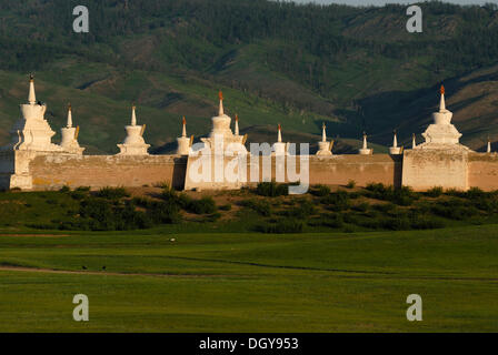 Stupas sur le mur extérieur du monastère Erdene Zuu Khiid, Karakorum, Kharkhorin, Oevoerkhangai Aimak, Mongolie, Asie Banque D'Images