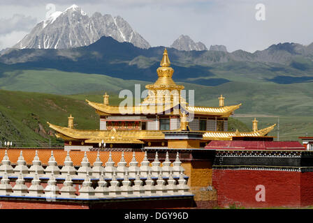 Toits d'or et de chorten un monastère tibétain dans la prairie Tagong en face de la Mt. Zhara Lhatse, 5820m Banque D'Images