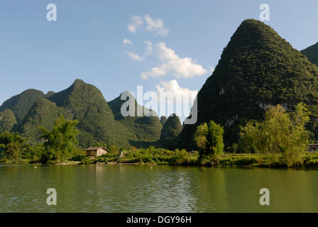 Les roches karstiques à la rivière Yulong avec bambou et cabane de pêche en bois dans la région de Yangshuo, Guilin, Guangxi, China, Asia Banque D'Images