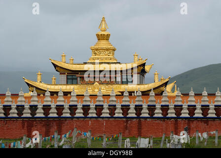 Toits d'or et de chorten un monastère tibétain dans les prairies de Tagong en face de l'harfang Mont Zhara Lhatse, 5820m Banque D'Images