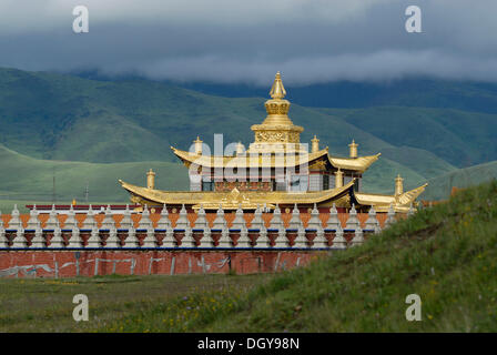 Toits d'or et de stupas de un monastère tibétain dans les prairies de Tagong près du sommet enneigé du Mont Zhara Lhatse Banque D'Images