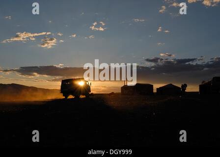 La Russie quatre roues van pour atteindre un camp de yourte ou ger camp dans la dernière lumière du soleil, en face de la grande Khorgoryn Els sand dunes Banque D'Images