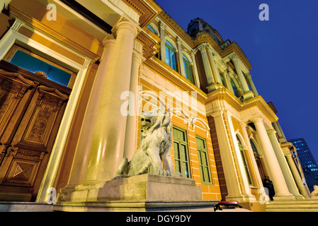 Brésil, Porto Alegre : façade historique avec lion statue de l'hôtel de ville par nuit Banque D'Images