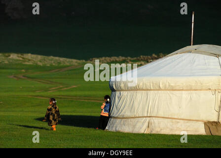 3 et 5 ans, les filles de Mongolie en face de yourtes, camp de yourte ou ger camp, les prairies à l'Orkhon en face de la cascade Banque D'Images