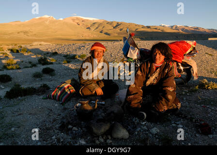 Décorées avec des pèlerins tibétains et paniers-vélos sur leur chemin vers le Mont Kaïlash, haut plateau Changtang Lungkar à la montagne Banque D'Images