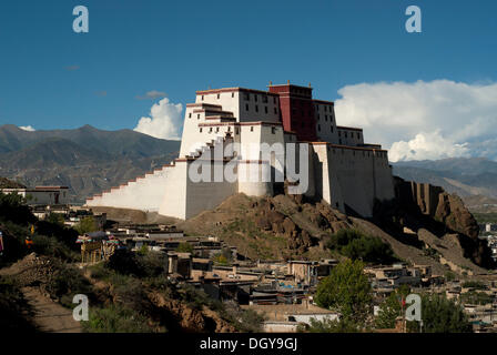 Reconstruite Shigatse Dzong forteresse avec de la vieille ville tibétaine de Shigatse, Tibet central, le Tibet, la Chine, l'Asie Banque D'Images