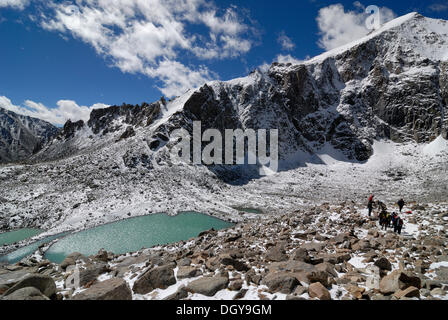 Lac sacré dans la neige au sommet du Mt Dolma La Pass, 5700m, sur une piste circulaire autour de la montagne sacrée du mont Kailash, Banque D'Images