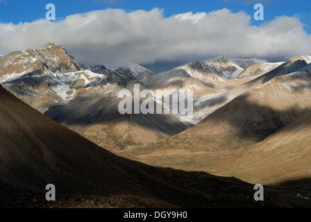 Montagnes couvertes de neige près de la Dolma La Pass, 5700m, sur la peripherie de la montagne sacrée du mont Kailash, tibétaine, Kang Banque D'Images