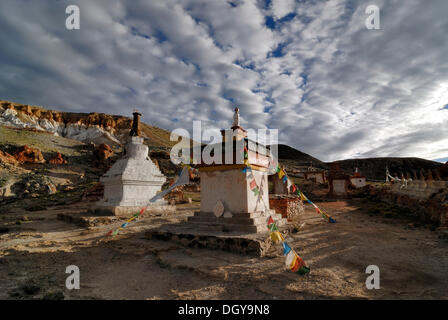 Pierres Mani tibétains en face de chorten et stupas à le saint pèlerinage de Tirthapuri, Mont Kailash, Province de Ngari Banque D'Images