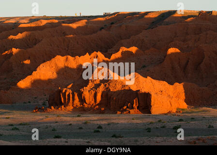 Hier soir, la lumière sur le Flaming Cliffs, désert de Gobi, Bayanzag, Gurvan Saikhan Parc national de conservation, l'aimag Oemnoegov Banque D'Images