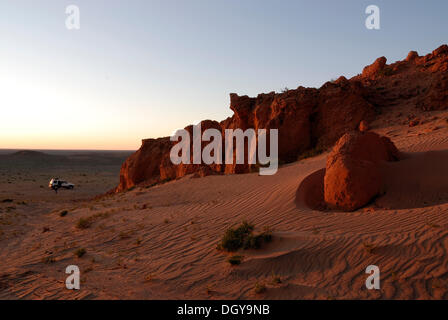 Land Cruiser dans la dernière lumière du soir en face de l'Flaming Cliffs, désert de Gobi, Bayanzag, Gurvan Saikhan Conservation National Banque D'Images