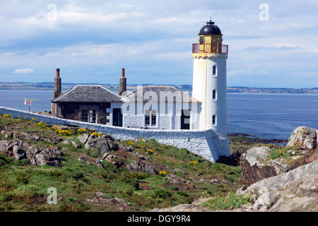 La faible lumière sur l'île de mai dans le Firth of Forth, au large de Fife, sur la côte est de l'Ecosse. Banque D'Images