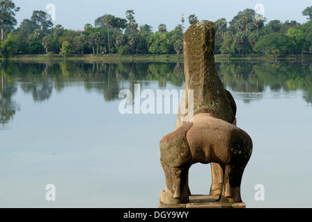 La sculpture sur pierre à la recherche sur le fossé à l'entrée principale de l'ensemble du Temple d'Angkor Wat, Siem Reap, Cambodge Banque D'Images