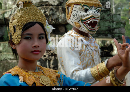 Jeune femme cambodgienne et l'homme, Apsara dancers in temple Bayon, Angkor Wat Temple complexe, Siem Reap, Cambodge, en Asie du sud-est Banque D'Images