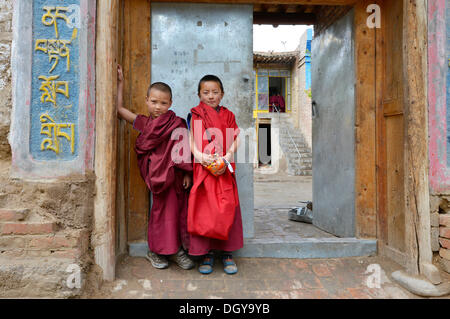 Deux jeunes moines novices, d'étudiants, en face d'un monastère bouddhiste, monastère de l'école dans l'architecture traditionnelle Banque D'Images