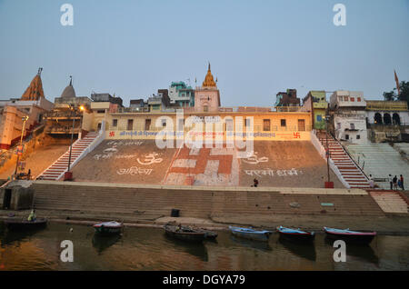 Le Gange ghats avec à l'aube, Varanasi, Benares ou Kashi, Uttar Pradesh, Inde, Asie Banque D'Images