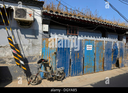 Scooter électrique en un vieux hutongs traditionnels, une cour résidentielle traditionnelle, à Beijing, Chine, Asie Banque D'Images