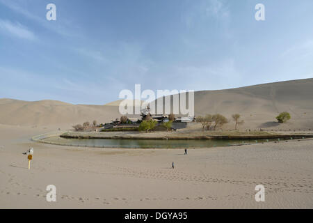 La pagode bouddhiste dans les dunes de sable du désert de Gobi sur Crescent Lake et le Mont Mingshan près de Dunhuang, Route de la soie, Gansu, Chine Banque D'Images