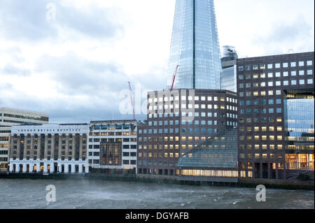 Londres, Royaume-Uni - 28 octobre 2013 : des vents violents sur la Tamise à Londres pont comme la ville est frappée par la tempête. La tempête, appelé St Jude, a introduit le plus de vent, la météo à frapper le Royaume-Uni depuis 1987. Credit : Piero Cruciatti/Alamy Live News Banque D'Images