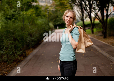 Young smiling woman holding shopping bags Banque D'Images