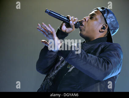 Hambourg, Allemagne. 27 Oct, 2013. Le chanteur Jay Z effectue sur scène pendant un concert de sa tournée mondiale "Magna Carter' à O2 World à Hambourg, Allemagne, 27 octobre 2013. Jay Z donnera deux concerts en Allemagne. Photo : Angelika Warmuth/dpa/Alamy Live News Banque D'Images