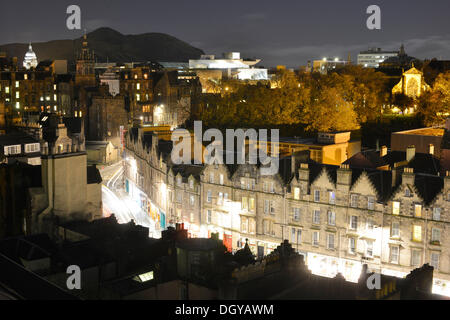 Vue depuis Terrasse Johnston sur Grassmarket, till Cowgate et le Musée National, illuminé la nuit, Édimbourg, Écosse Banque D'Images