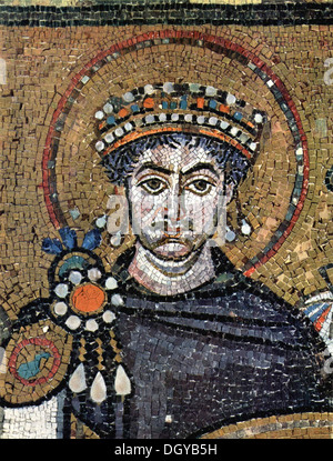 5558. L'empereur Justinien I, le Grand, (483-565 AD) chef de le monde byzantin à partir de 527 jusqu'à sa mort en 565 AD. Mozaic de l'Cgurch de Saint vitale à Ravenne Banque D'Images