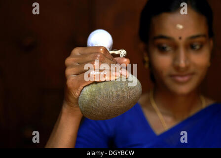 La préparation d'une femme dans le traitement de Kizhi Somatheeram Ayurvedic Health Resort, Kerala, Inde du Sud, Inde, Asie Banque D'Images