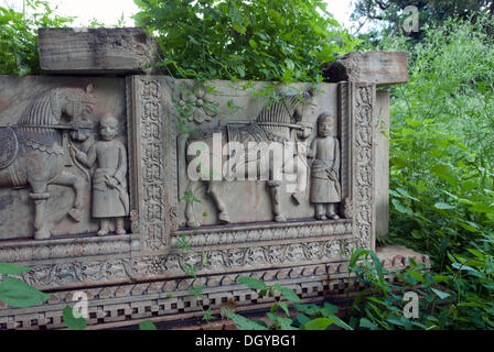 Sculptures sur pierre ou sur une tombe, Chhatri Kshar Bagh, Bundi, Rajasthan, Inde, Asie Banque D'Images