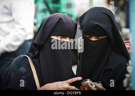 Femmes voilées, marché Laad, Hyderabad, Andhra Pradesh, Inde, Asie Banque D'Images