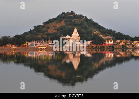 Vue vers Dungarpur avec un reflet dans l'eau, Rajasthan, Inde, Asie Banque D'Images