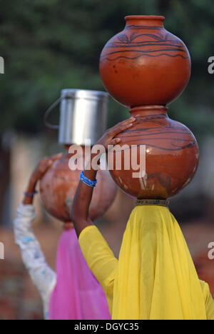 Des femmes portant des pots d'argile remplis d'eau sur leurs têtes, Neemrana, Rajasthan, Inde du Nord, Inde, Asie Banque D'Images