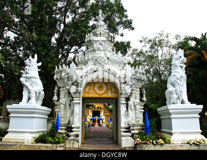 Porte du temple de Wat Phra Singh, Chiang Rai province de Thaïlande. Banque D'Images