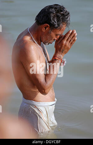 Homme qui prie, Ram devra pèlerinage, Ram devra, désert du Thar, à Pokaran Pokahran ou, du Rajasthan, Inde du Nord, Inde, Asie Banque D'Images